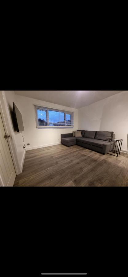 Modern 2 Bed Apartment & Free Parking แคนเทอร์เบอรี ภายนอก รูปภาพ