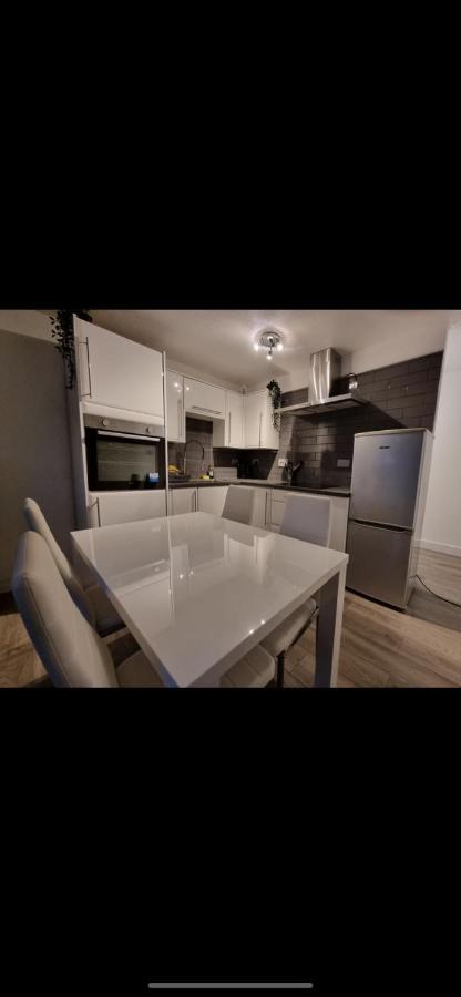 Modern 2 Bed Apartment & Free Parking แคนเทอร์เบอรี ภายนอก รูปภาพ