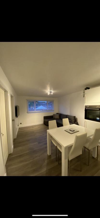 Modern 2 Bed Apartment & Free Parking แคนเทอร์เบอรี ภายนอก รูปภาพ