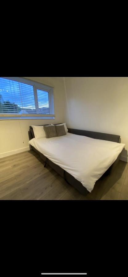 Modern 2 Bed Apartment & Free Parking แคนเทอร์เบอรี ภายนอก รูปภาพ