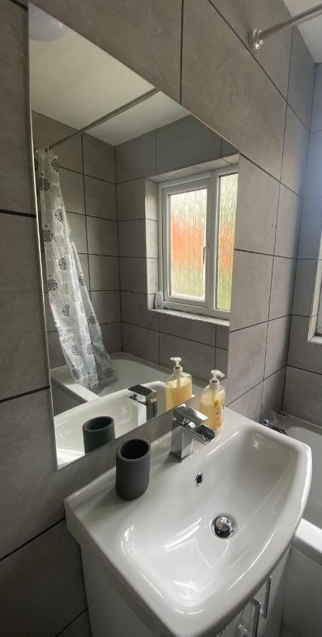 Modern 2 Bed Apartment & Free Parking แคนเทอร์เบอรี ภายนอก รูปภาพ